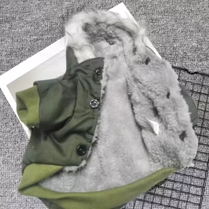 Zateplená zimní bunda pro psy s kapucí a kapsami